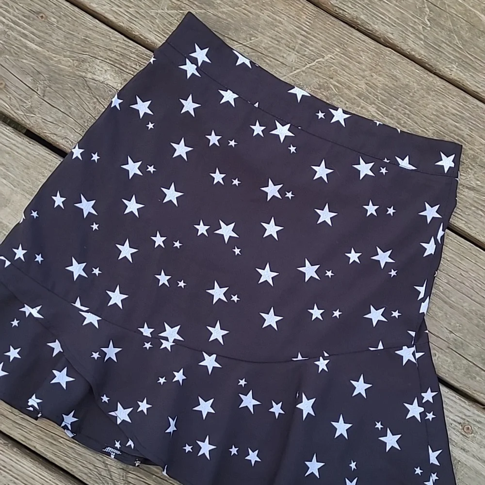 Nasty Gal Y2K Style Black Ruffle Star Print Mini Skirt Womens Size 4 - Picture 13 of 15